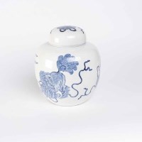 Lot 391 - CHINESE BLUE AND WHITE GINGER JAR with lion...