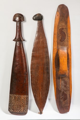 Lot 266 - ABORIGINAL SPEAR THROWER, POLYNESIAN PADDLE