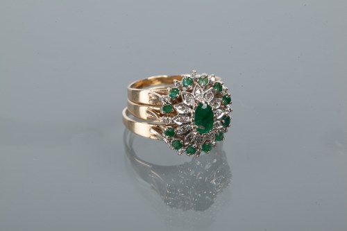 Lot 1796 - IMPRESSIVE EMERALD AND DIAMOND CLUSTER RING...