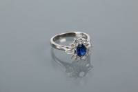 Lot 1803 - SAPPHIRE AND DIAMOND CLUSTER RING the central...