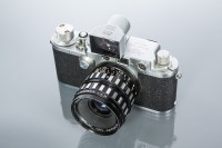 Lot 565 - 1950s LEICA RANGEFINDER CAMERA chrome, serial...
