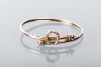 Lot 1648 - VICTORIAN HORSE SHOE BANGLE of crossover...