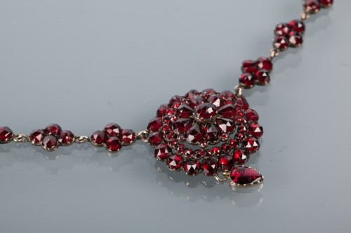 Lot 1651 - VICTORIAN GARNET SET NECKLACE with a central...