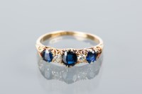 Lot 1673 - SAPPHIRE AND DIAMOND FIVE STONE RING with...