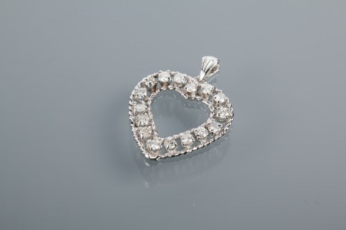 Lot 1688 - DIAMOND SET HEART SHAPED PENDANT set with...