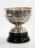 Lot 352 - EDWARDIAN SILVER TROPHY BOWL OF GOLFING...