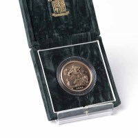 Lot 1566 - CASED ELIZABETH II GOLD PROOF FIVE POUND COIN...