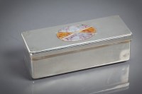 Lot 26 - EDWARDIAN SILVER AND AGATE SNUFF BOX of...