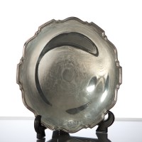 Lot 57 - SILVER SERPENTINE CIRCULAR COMPORT on a flared...
