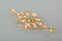 Lot 1101 - EDWARDIAN PERIDOT AND SEED PEARL PENDANT the...