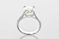 Lot 1120 - LARGE DIAMOND SOLITAIRE RING the old brilliant...