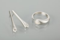 Lot 1129 - SUITE OF PLATINUM AND DIAMOND JEWELLERY...