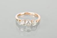 Lot 1147 - DIAMOND THREE STONE RING the graduated...