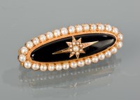Lot 1162 - VICTORIAN PEARL AND ENAMEL MOURNING BROOCH of...