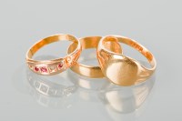 Lot 1225 - GROUP OF THREE GOLD RINGS comprising of an...
