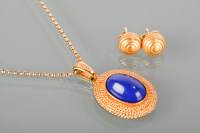 Lot 1261 - FIFTEEN CARAT GOLD HARDSTONE SET PENDANT of...