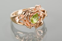 Lot 1270 - WELSH CLOGAU GOLD PERIDOT RING set with a pear...