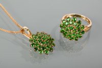 Lot 1283 - CHROME DIOPSIDE CLUSTER PENDANT AND MATCHING...