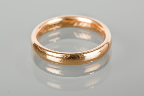 Lot 1366 - EIGHTEEN CARAT GOLD WEDDING BAND 4.9g, size M-N