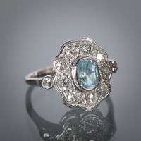 Lot 1102 - AQUAMARINE AND DIAMOND CLUSTER RING set with a...