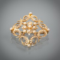 Lot 1103 - EDWARDIAN SEED PEARL SET BROOCH of overall...