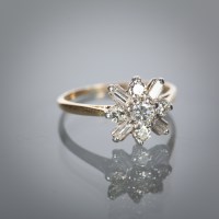 Lot 1119 - DIAMOND CLUSTER RING set with brilliant cut...