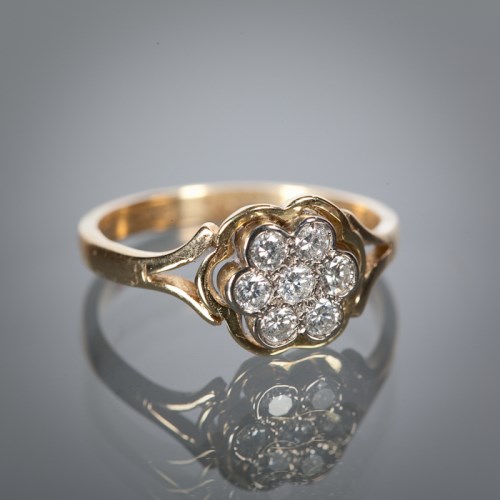 Lot 1138 - DIAMOND CLUSTER RING the diamond set daisy...