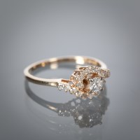 Lot 1146 - DIAMOND CLUSTER RING the central brilliant cut...