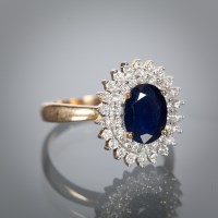 Lot 1149 - SAPPHIRE AND DIAMOND CLUSTER RING the central...