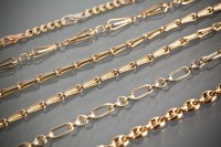 Lot 1162 - FIVE NINE CARAT GOLD NECKLACES AND A NINE...