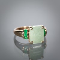 Lot 1185 - HARDSTONE AND EMERALD DRESS RING set with a...