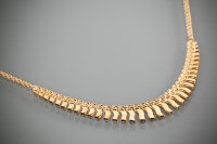 Lot 1196 - NINE CARAT GOLD NECKLET with waved rectangular...