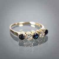 Lot 1225 - SAPPHIRE AND DIAMOND FIVE STONE RING set with...