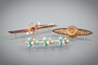 Lot 1226 - EARLY TWENTIETH CENTURY BAR BROOCH set with...