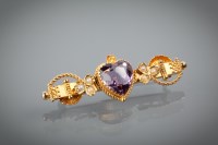 Lot 1229 - VICTORIAN FIFTEEN CARAT GOLD BAR BROOCH with a...