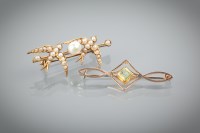 Lot 1230 - EDWARDIAN SWALLOW MOTIF BAR BROOCH with...