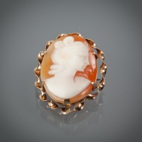 Lot 1247 - OVAL CAMEO BROOCH the cameo carved to depict a...