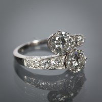 Lot 1267 - EARLY TWENTIETH CENTURY DIAMOND TWO STONE RING...