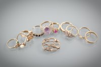 Lot 1291 - GROUP OF GOLD DRESS RINGS including a fourteen...