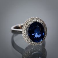 Lot 1304 - SAPPHIRE AND DIAMOND DRESS RING the central...