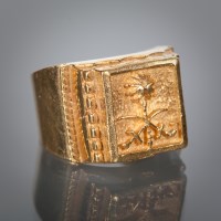 Lot 1316 - GENTLEMAN'S RING the large bezel with tree and...