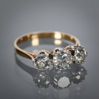 Lot 1325 - EARLY TWENTIETH CENTURY DIAMOND THREE STONE...