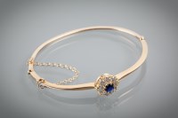 Lot 1339 - SAPPHIRE AND DIAMOND CLUSTER BAR BROOCH the...