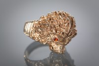 Lot 1341 - GENTLEMAN'S LION HEAD MOTIF RING the large...