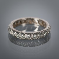 Lot 1351 - MID TWENTIETH CENTURY DIAMOND SET ETERNITY...