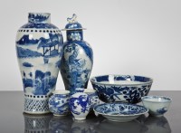 Lot 216 - COLLECTION OF CHINESE BLUE AND WHITE CERAMICS...