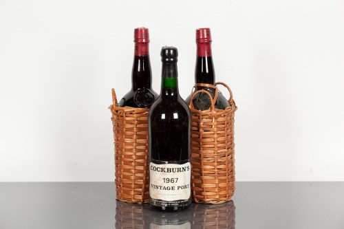 Lot 956 - WILLIAMS & HUMBERT SHERRY (2) Sherry bearing...