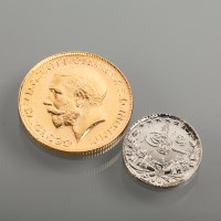 Lot 1004 - SOVEREIGN DATED 1927 along with a silver...