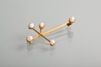 Lot 1107 - EDWARDIAN PEARL SET BROOCH set with four white...