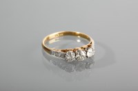 Lot 1113 - DIAMOND THREE STONE RING the three graduated...